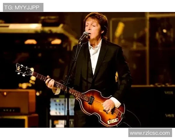 足球明星化身老头乐队演绎经典音乐引发全场热潮